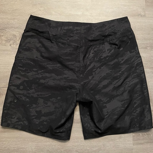 Under Armour black printed swim trunks/board shorts no liner 34W heat gear loose - Picture 3 of 4